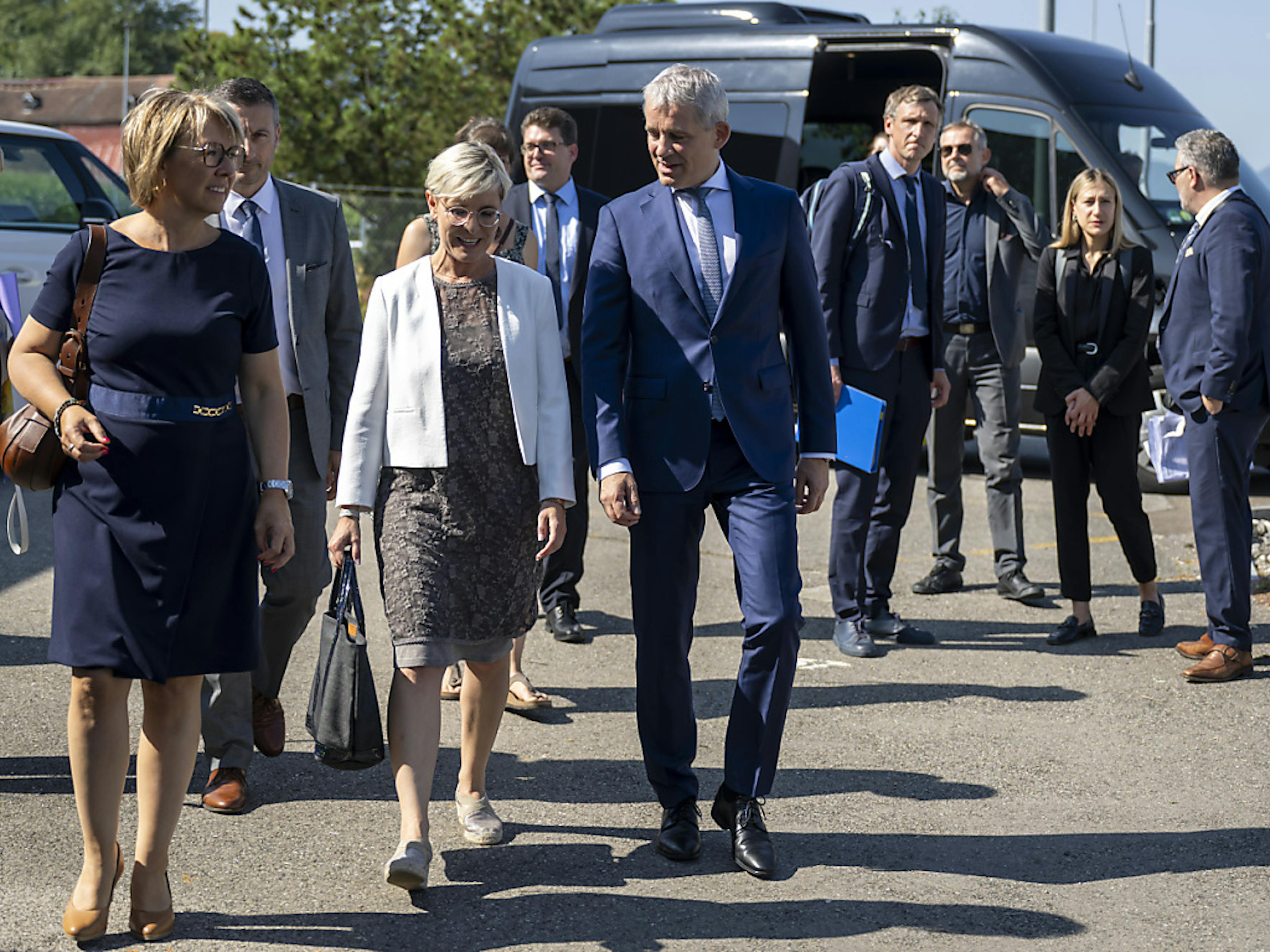 Le conseiller fédéral Beat Jans a fêté les 40 ans de l'Association jurassienne d'aide des migrants à Delémont jeudi. Il a été notamment reçu par la ministre jurassienne en charge de l'asile, Nathalie Barthoulot (à droite), et la présidente du Gouvernement jurassien, Rosalie Beuret Siess (au milieu).