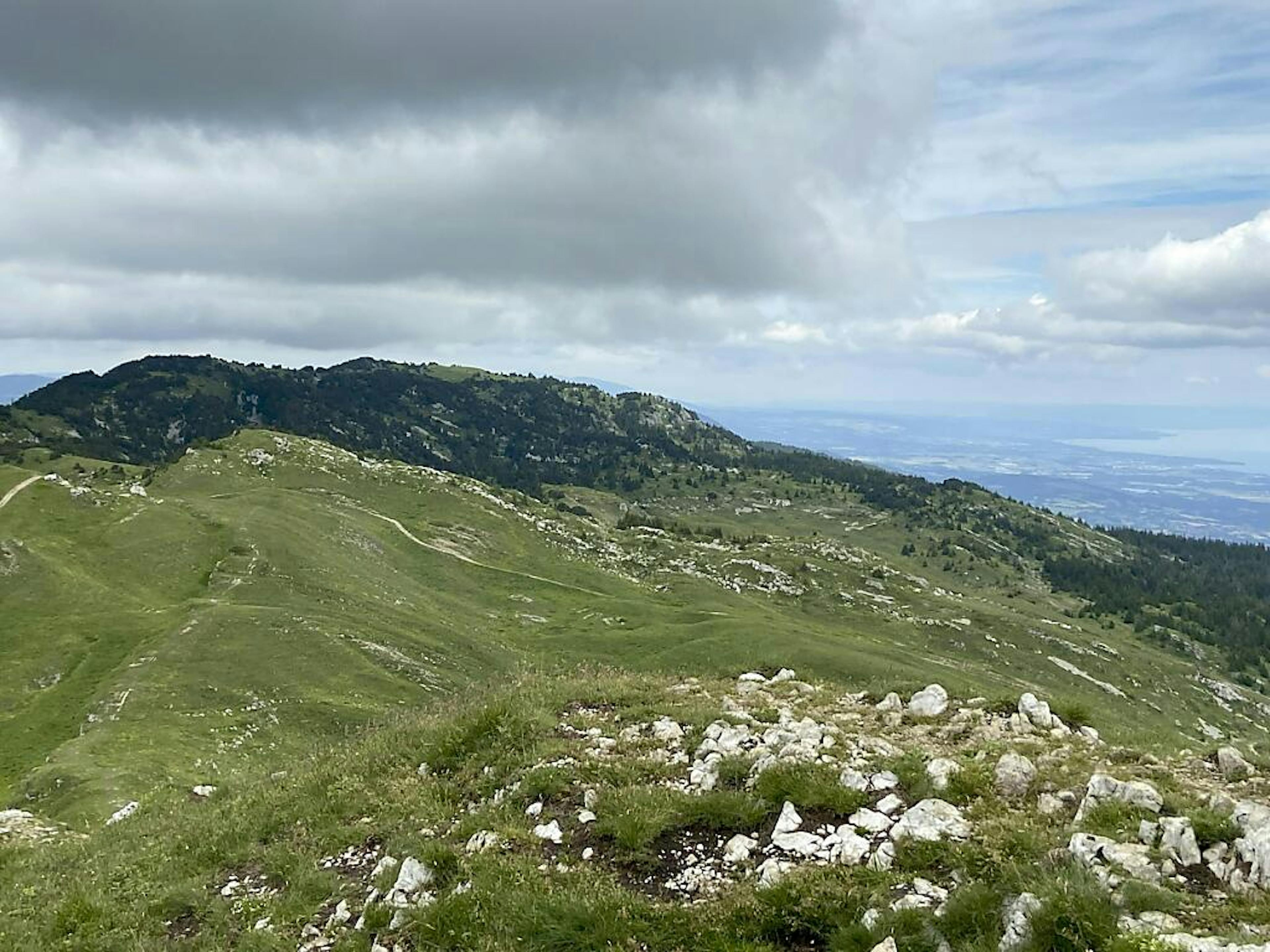 L'ancien point culminant du massif du Jura, le Crêt de la Neige, photographié depuis Le Reculet en 2024. (UNIL/KEYSTONE)